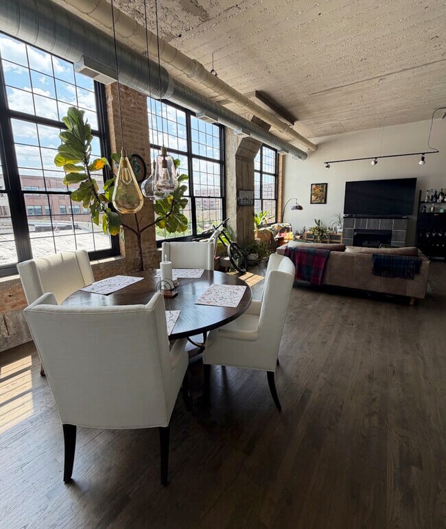Building Photo - 17 N Loomis St