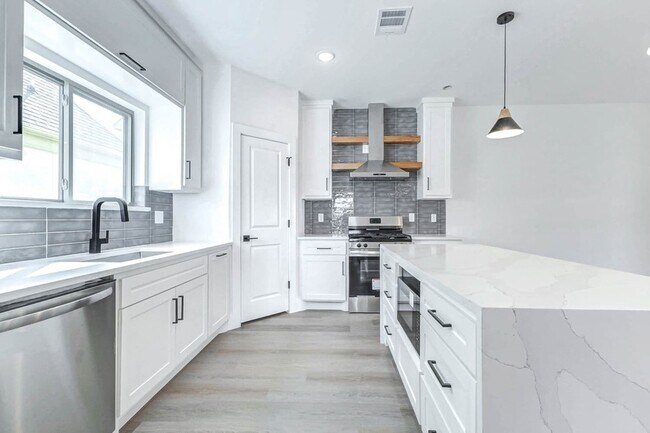 Building Photo - 5636 Dolores St