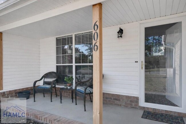 Building Photo - 606 Windhaven Dr