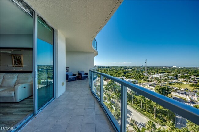 Building Photo - 3000 Oasis Grand Blvd