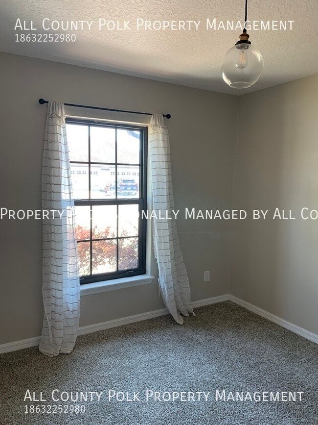 Building Photo - Lakeland Oasis! 3 Bedroom Duplex in Villag...