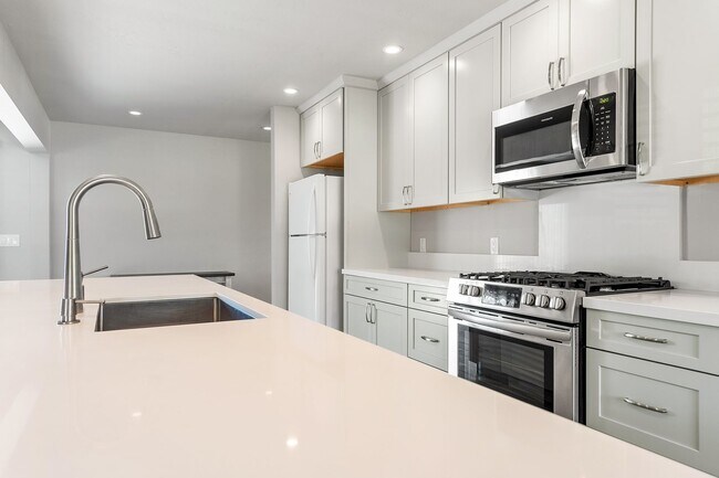 Building Photo - Spacious 3 BD / 2 BA Home with Beautifully...