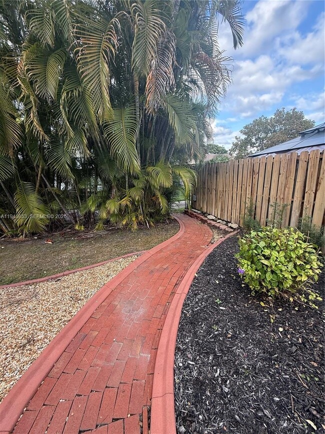 Building Photo - 407 SE 4th Terrace