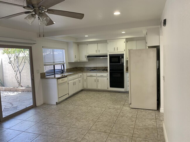 Building Photo - 9802 Mammoth Dr