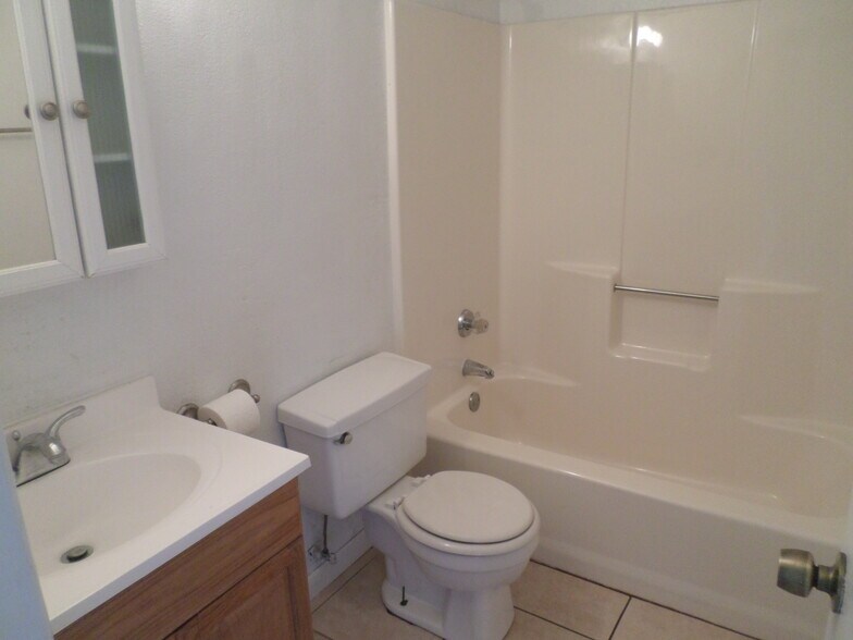 Building Photo - 658 Dromedary Ct