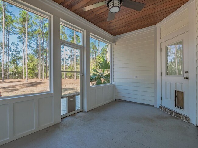 Building Photo - Private Home on 2 Acres Available Now!