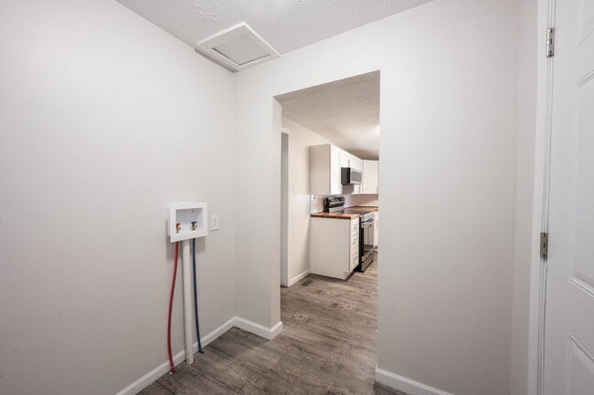 Building Photo - "Spacious 4-Bedroom Gem with 2 Full Baths ...