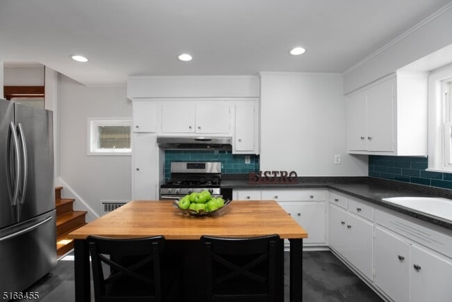 Building Photo - 170 Carteret St