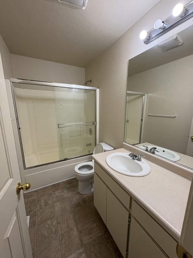 Building Photo - 936 Delport Ave