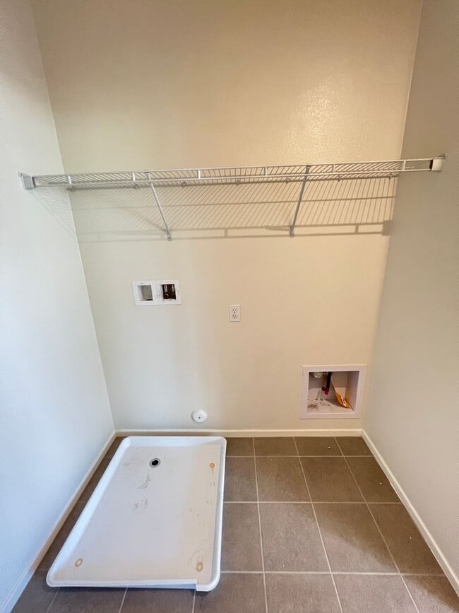Building Photo - Beautiful 2 Bedroom 2 Bath Townhome