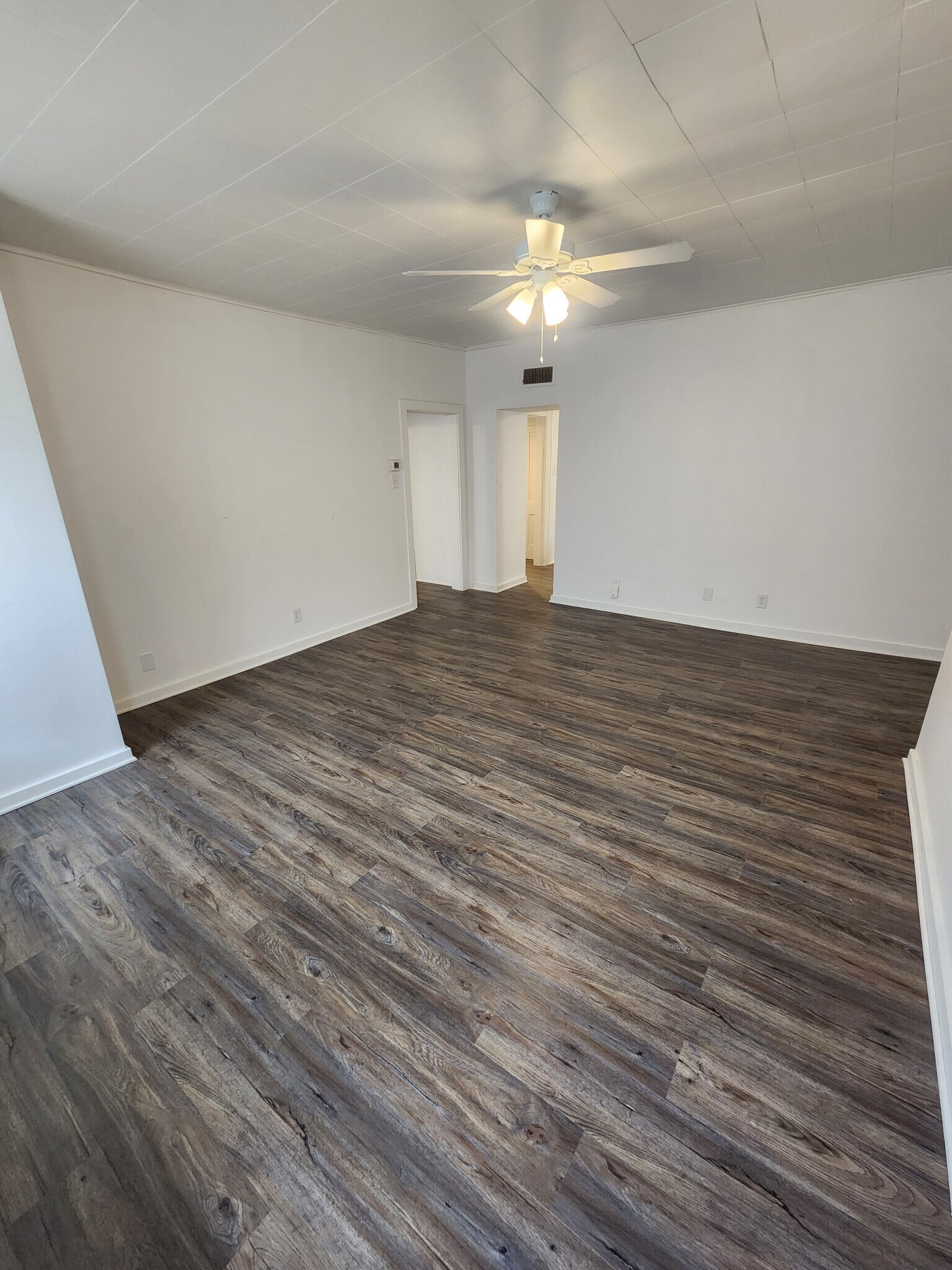 Living Room (15.5x17.5) - 243 W Brady St