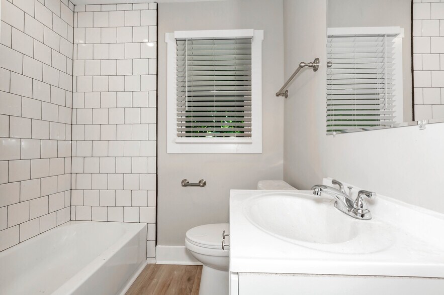 Building Photo - 1018 Fairway Dr NW