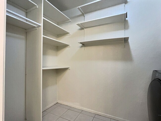 Building Photo - 1 Bed/1 Bath Updated Condo with Great Amen...