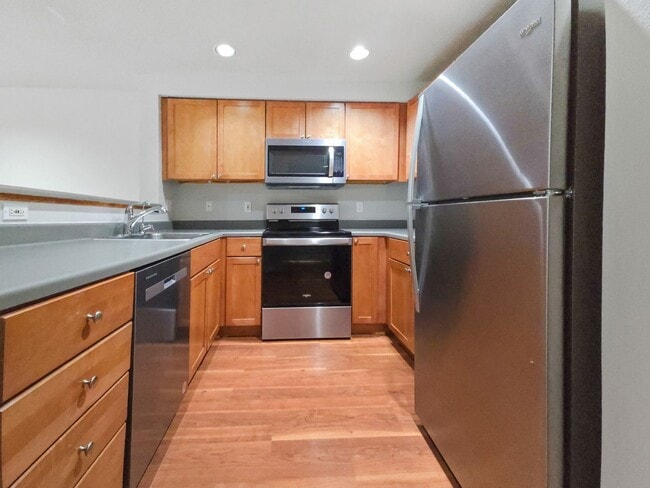 Building Photo - Updated 2BR Condo with Pool, Clubhouse & P...