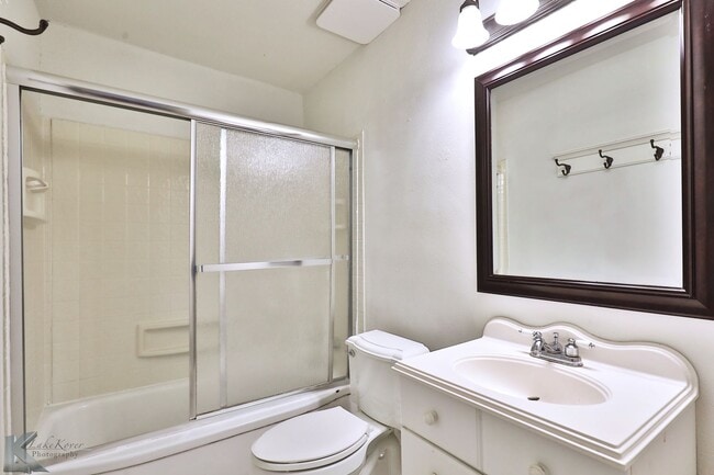 Building Photo - 3 BEDROOM,  Kitchen appliances, NEW INTERIOR PAINT! 6 MONTH LEASE AVAILABLE!