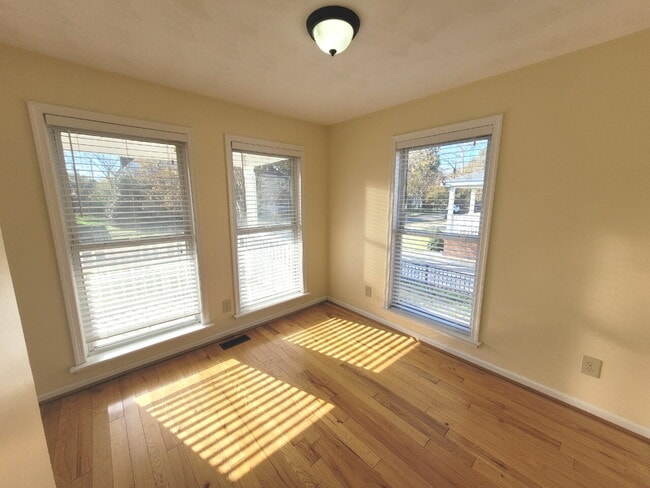 Building Photo - 3 Bedroom, 2.5 Bath Home with Open Floor Plan