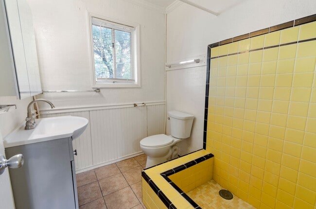 Building Photo - 3715 E Glenn St