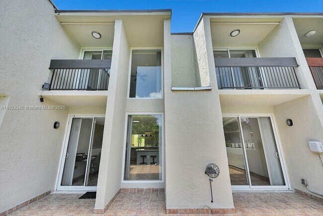 Building Photo - 9133 Fontainebleau Blvd