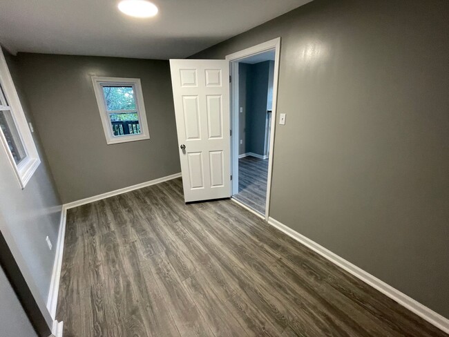 Building Photo - Newly Updated 2 bedroom apartment with an ...