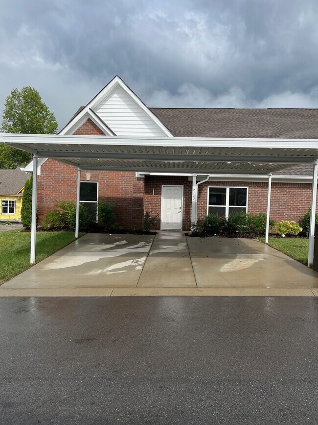 Building Photo - "Charming 2-Bed, 2-Bath Condo with Gleamin...