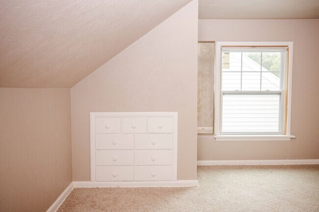Building Photo - West Toledo 3 Bedroom