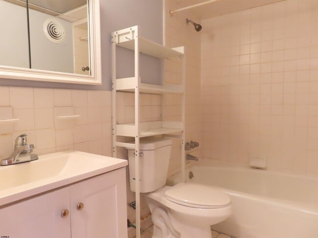 Building Photo - 139 N Dorset Ave