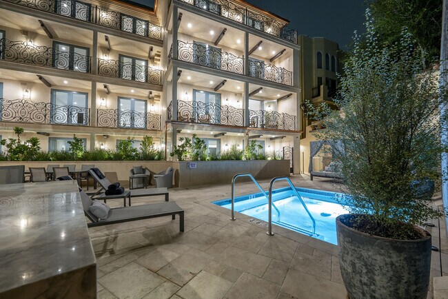 Building Photo - 1825 Pandora Ave