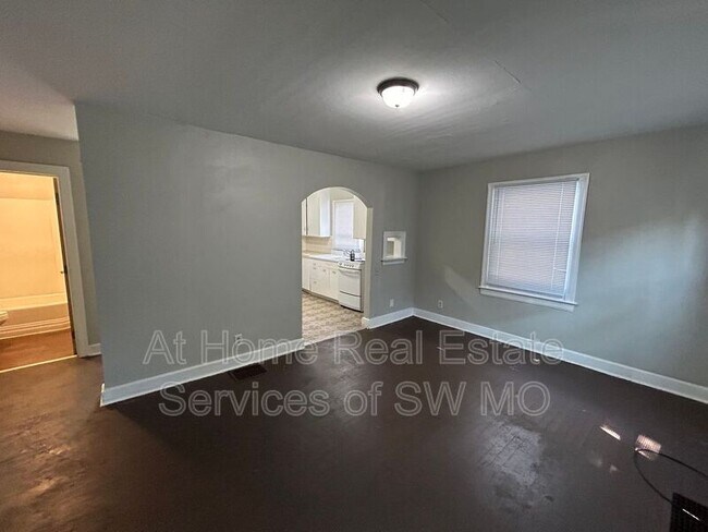 Building Photo - 217 W Grand St