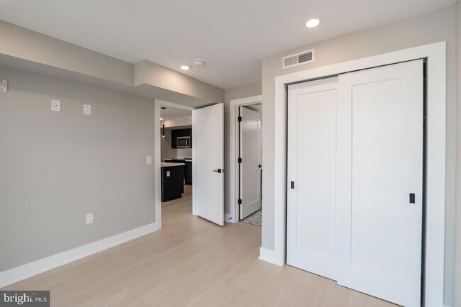 Building Photo - 6604 Ridge Ave