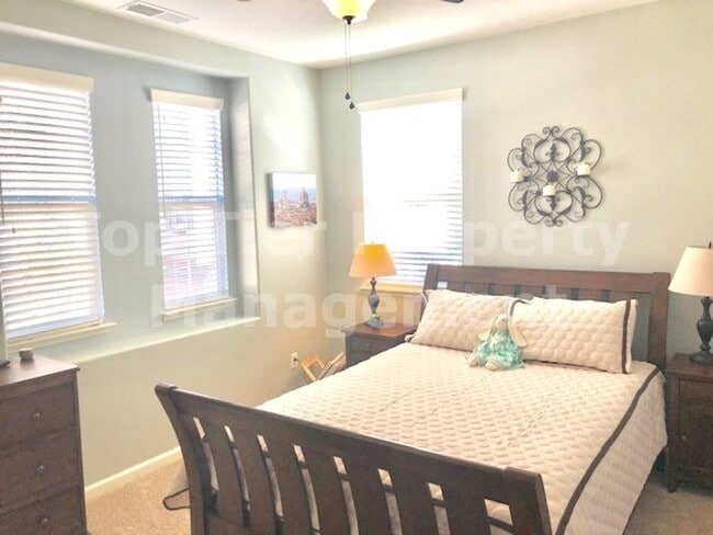 Building Photo - Very nice 4 bed, 2.5 bath, 1,885 sqft duet home in Concord available January 30th for lease!