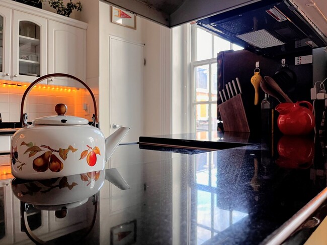 Building Photo - Pet Friendly 1 Bedroom Plus Den Condo For Rent - Near Betty's, Downtown!