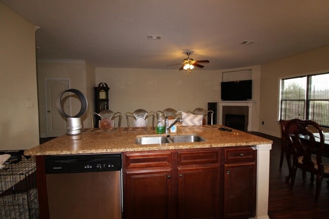 Building Photo - 650 Dunrobin Ln