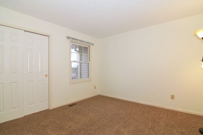 Building Photo - 3 Bedroom Townhome in Greenwood
