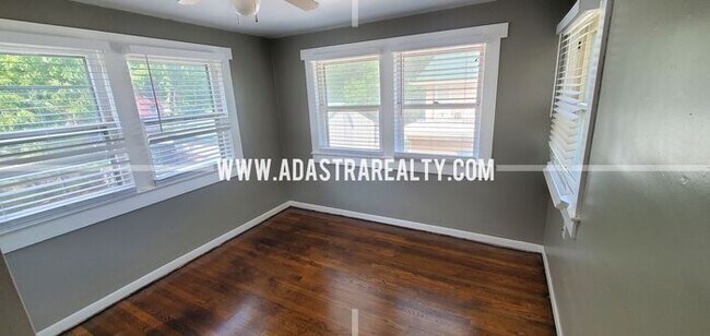 Building Photo - Amazing Historic Independence Home-Available NOW!!