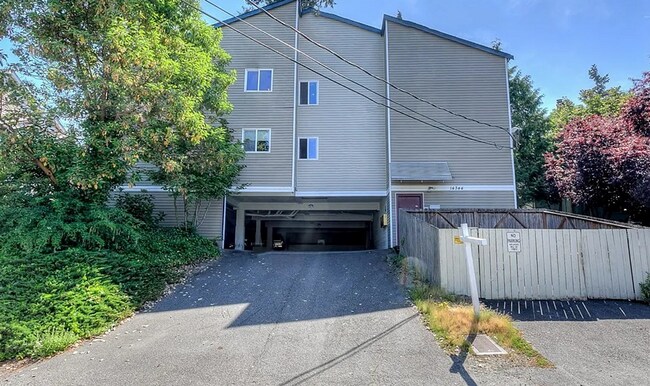 Building Photo - Ideally Located 1 Bed Seattle Condo!