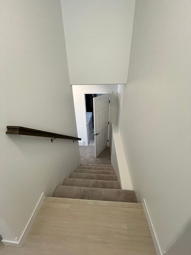 Building Photo - 3 Bed 3 Bath Townhome