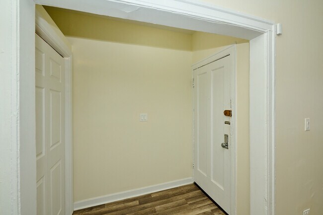 Building Photo - 1355 W Touhy Ave