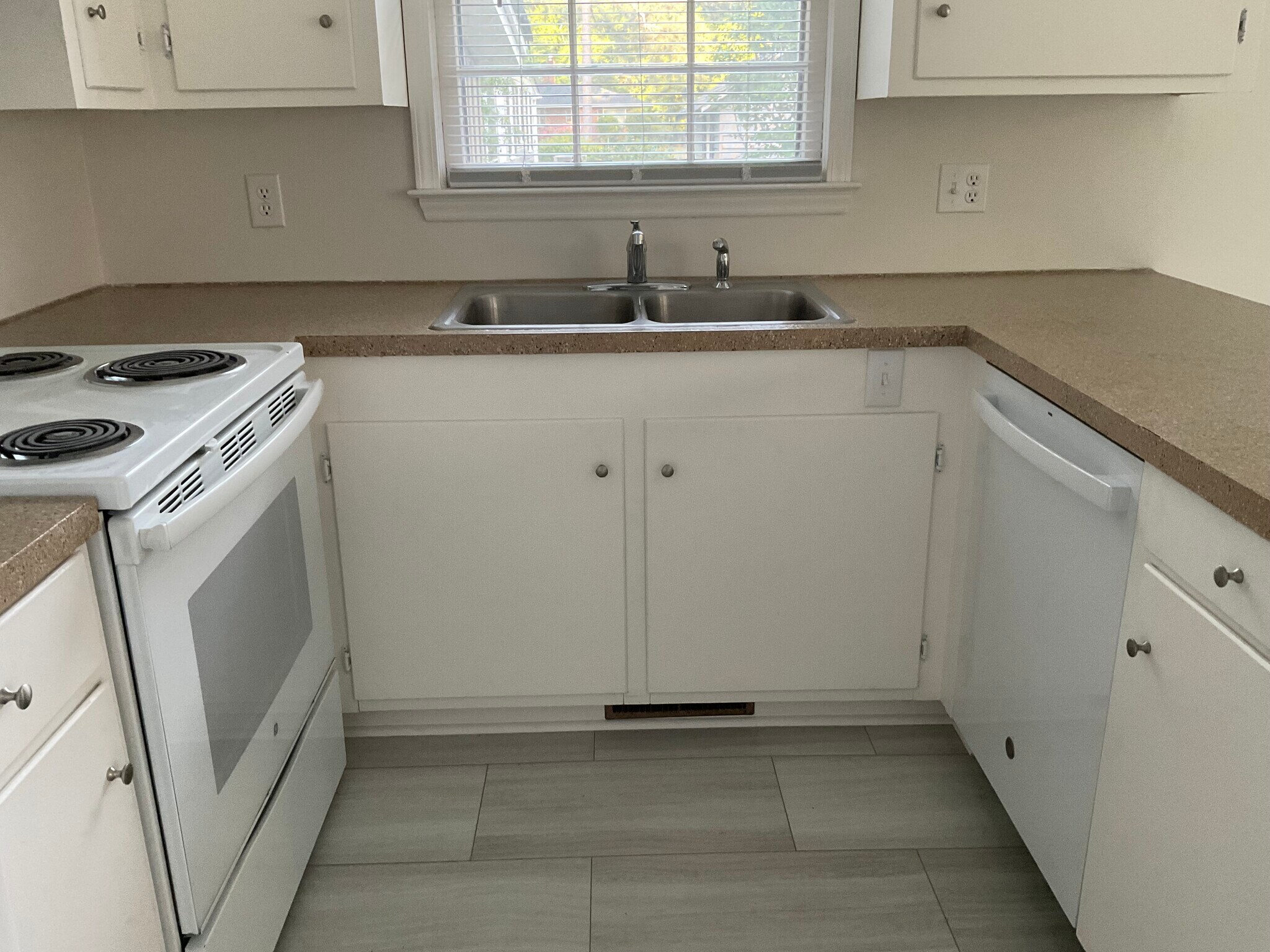 Building Photo - 612 Garland Dr