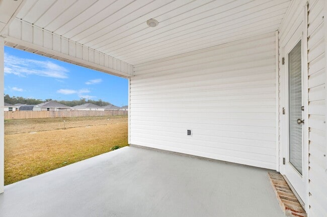 Building Photo - Spacious 5 Bedroom Home with Community Pool