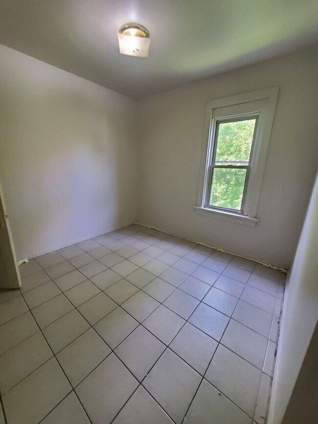 Building Photo - 608-610 W Burleigh St. (Duplex)