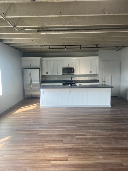 Building Photo - 19 E Race St