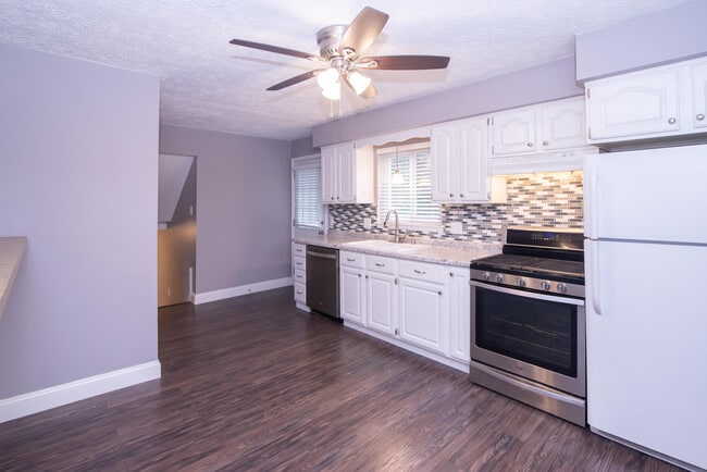 Building Photo - 40611 W 10 Mile Rd