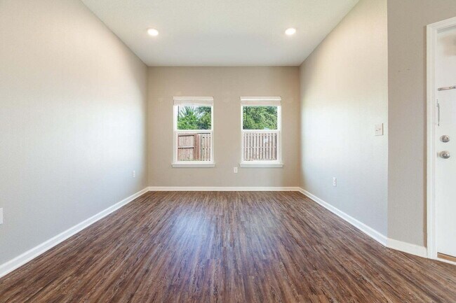 Building Photo - 303 Merlin Ct