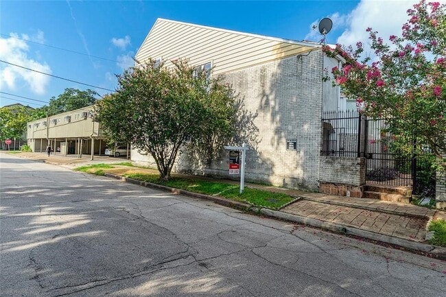 Building Photo - 3022 Baldwin St
