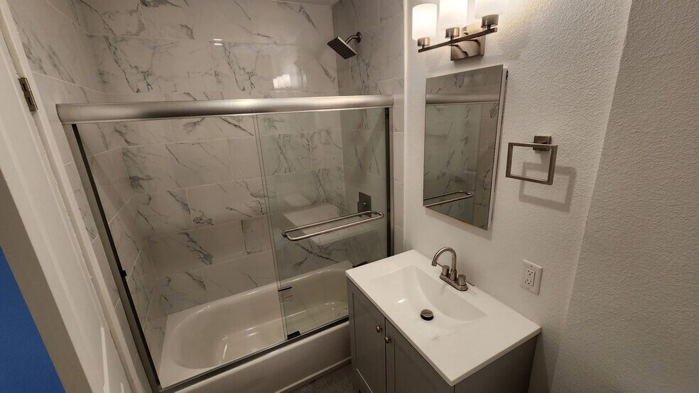 Building Photo - 988 El Camino Dr