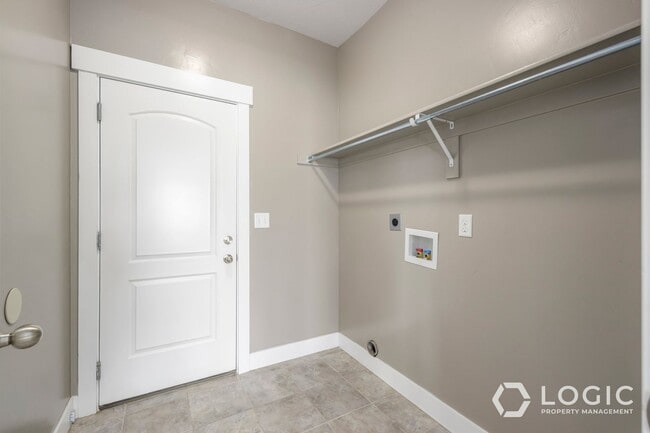 Building Photo - Stunning Row End Townhome In Prime Location!