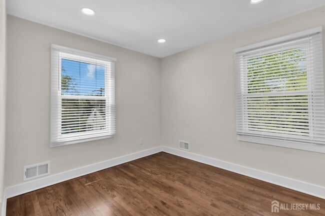 Building Photo - 36 Van Buren Ave