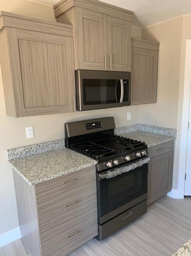 Building Photo - Desert Hills Gem