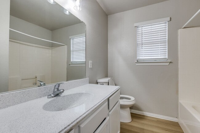 Building Photo - Southeast Dallas 3-Bed Home with New Featu...
