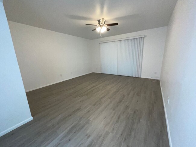 Building Photo - Eastside townhome completely remodeled, he...